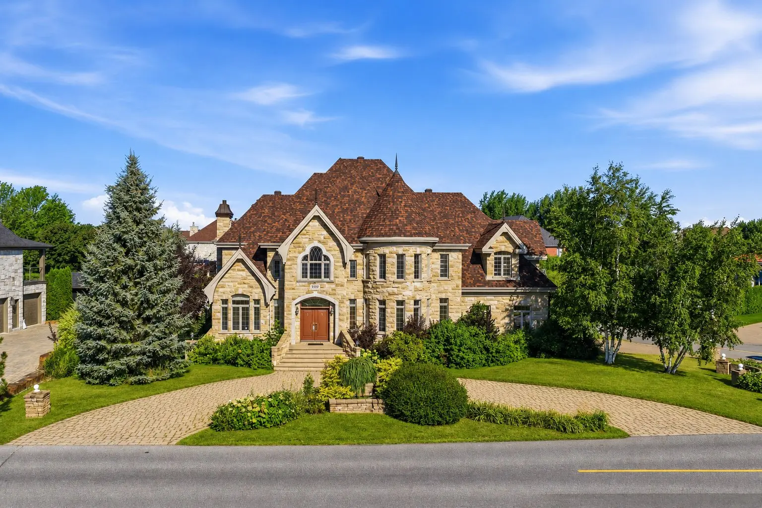 7590 Av. de Lugano, Brossard — photo 1