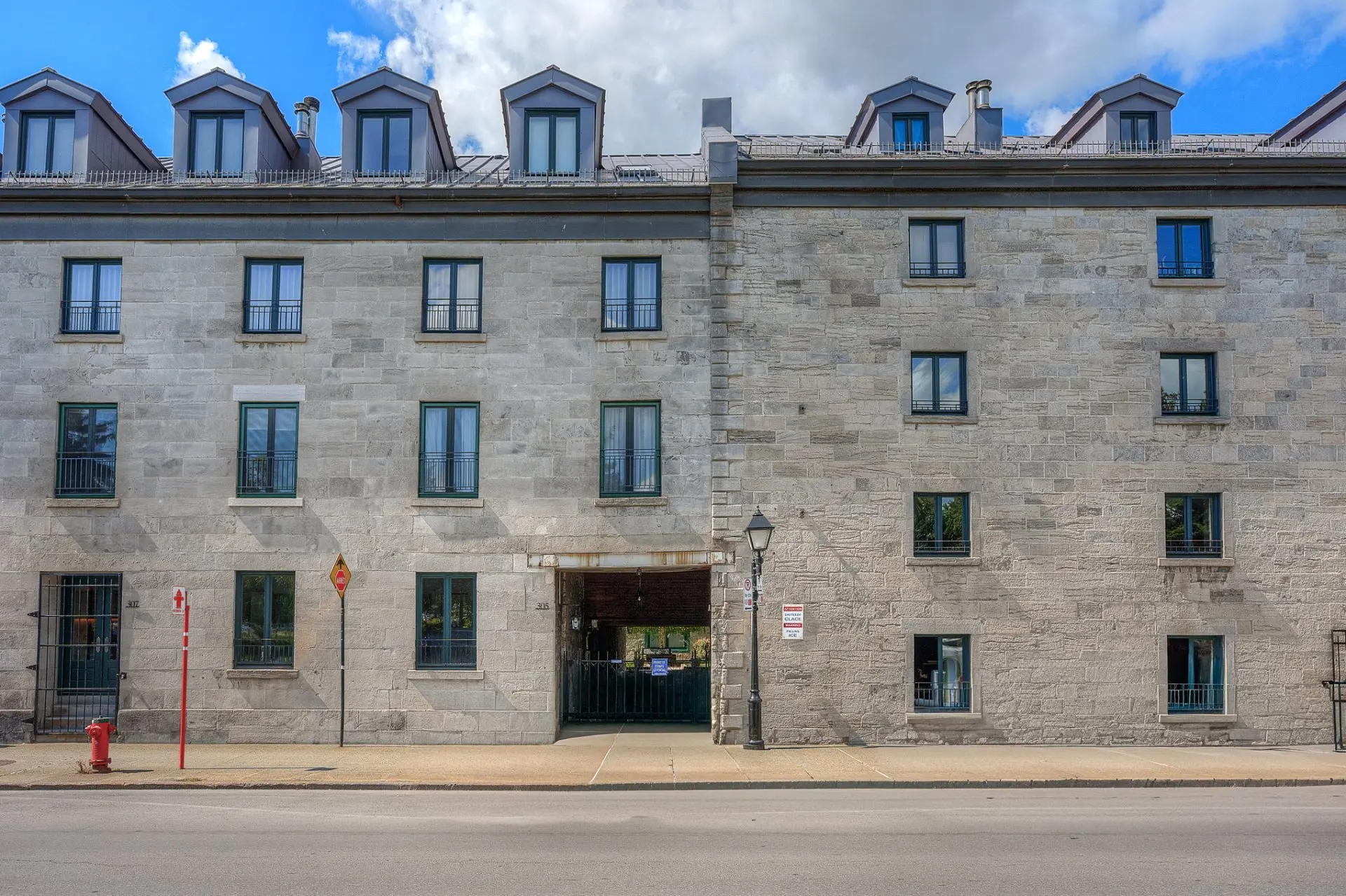 305 Rue de la Commune O., # TH-2 — photo 3