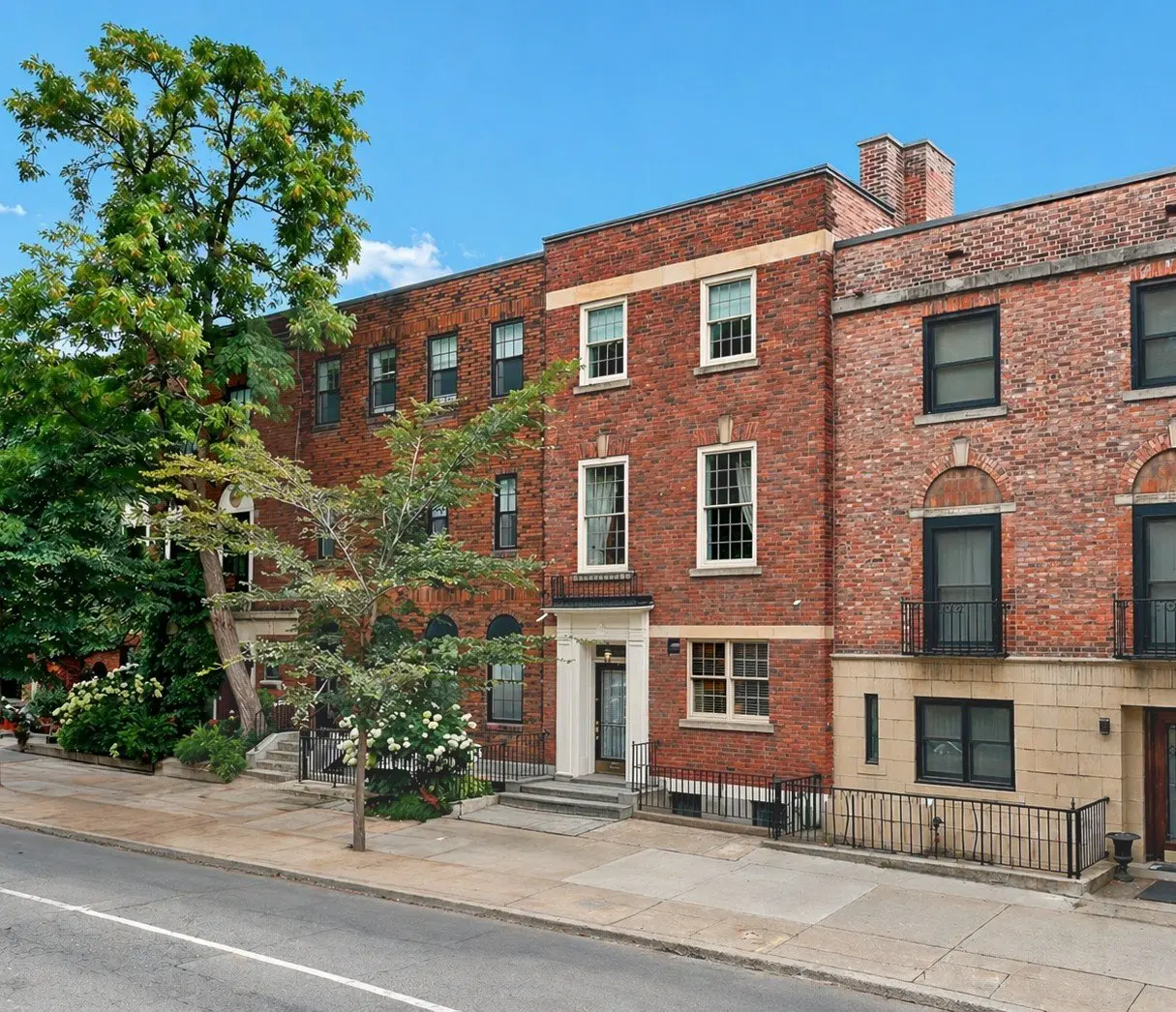 1524 Av. des Pins O. — photo 1