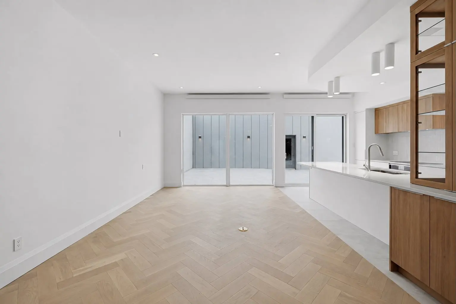 7067 Rue De La Roche — photo 3