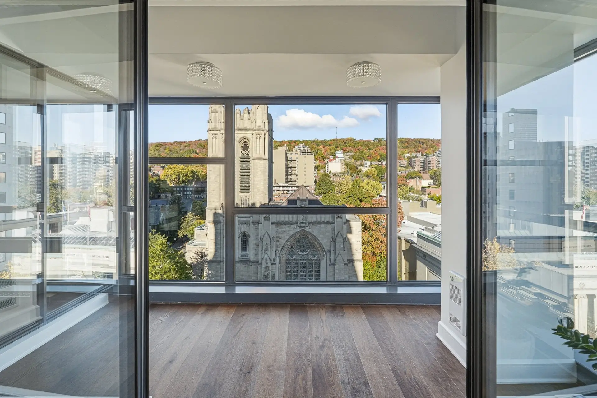 1420 Rue Sherbrooke O., # 902 — photo 2