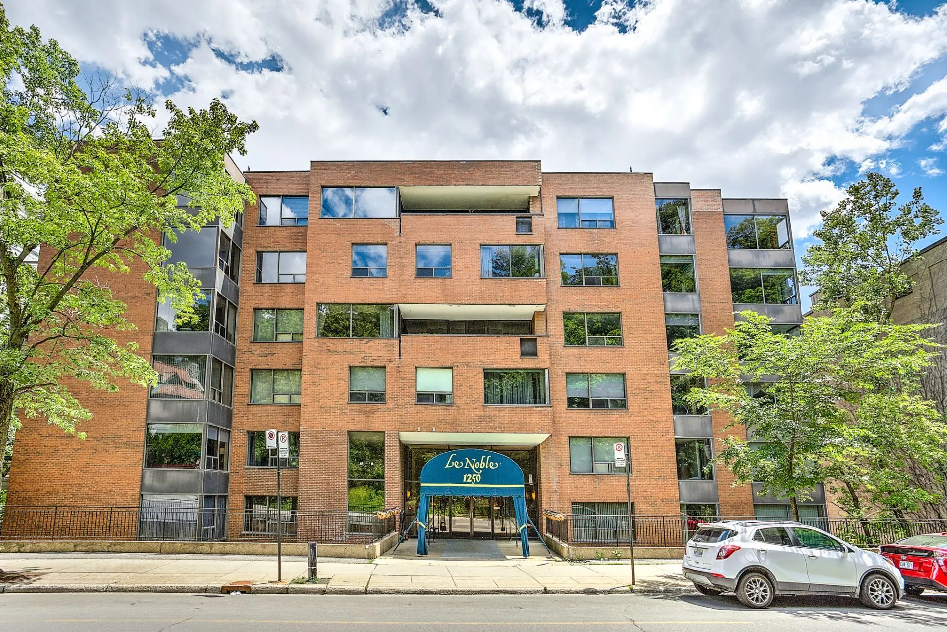 1250 Av. des Pins O., # 170 — photo 1